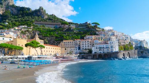 Vista sul Duomo di Amalfi e sul centro storico in Costiera Amalfitana, peretta per gruppi e coppie