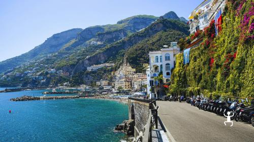 Navigazione in motonave lungo la Costiera Amalfitana tra Amalfi e Positano con scorci panoramici per coppie e gruppi