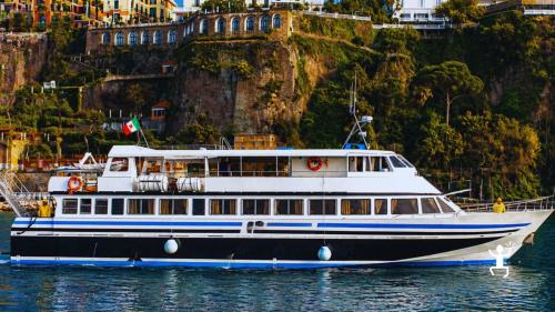 Escursione in motonave da Sorrento Castellammare e Seiano verso Positano e Amalfi lungo la Costiera Amalfitana per coppie