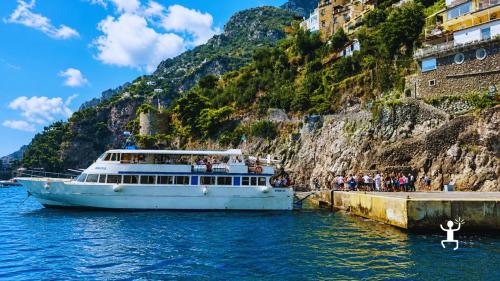 Navigazione tra Penisola Sorrentina e Costiera Amalfitana panorami sul mare da Sorrento per gruppi e coppie