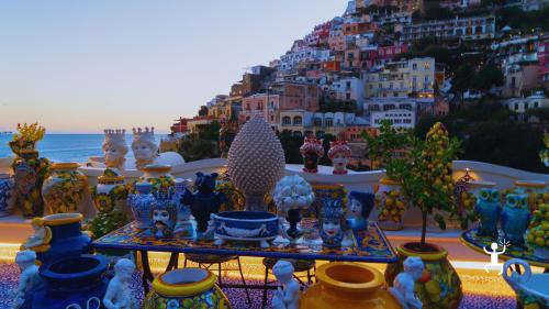Navigazione verso Amalfi in motonave lungo la Costiera Amalfitana ideale per coppie e gruppi in Campania