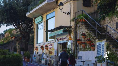 Arrivo ad Amalfi dal mare in motonave con vista sul centro storico e sul porto ideale per coppie gruppi e team building