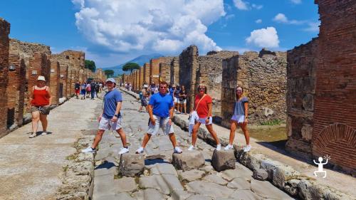 Tour archeologico di Pompei con minivan da Napoli e visita alle antiche rovine perfetta idea regalo in Campania