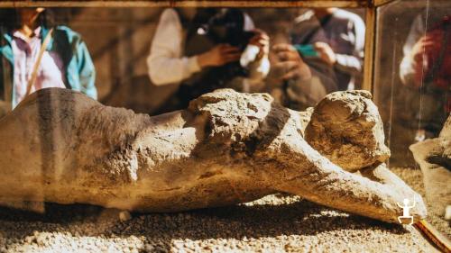 Esperienza tra archeologia romana e tradizione del cammeo a Pompei per coppie e team building
