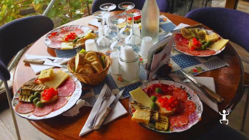 Esperienza tra cantine vesuviane, degustazione con sommelier e transfer da Napoli per coppie e gruppi
