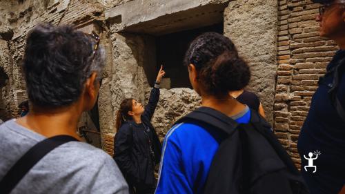 Passeggiata guidata tra Piazza del Plebiscito e Neapolis Sotterrata per coppie e famiglie a Napoli