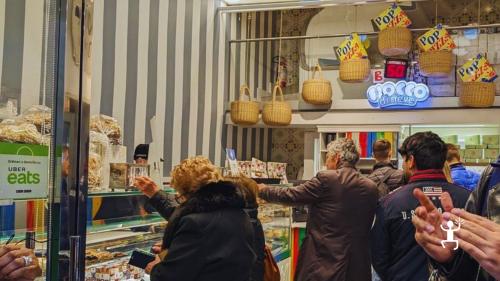 Tour guidato alla Pignasecca di Napoli con street food e tradizioni popolari ideale per gruppi, amici e team building in Campania