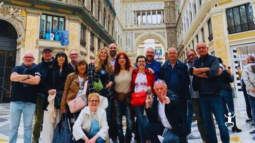 Esperienza completa a Napoli tra monumenti iconici e street food tipico perfetta per coppie, gruppi e idee regalo in Campania