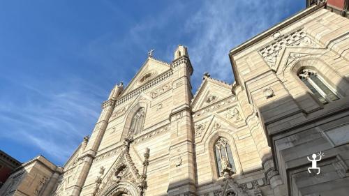 Esperienza street food a Napoli tra Maschio Angioino, Galleria Umberto I e mercati storici con frittatina, caffè napoletano e limonata tipica 