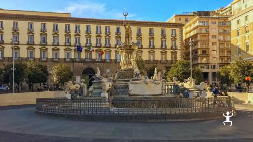 Esperienza guidata a Napoli con visita a Piazza Municipio e Fontana del Nettuno durante un tour culturale e street food per coppie
