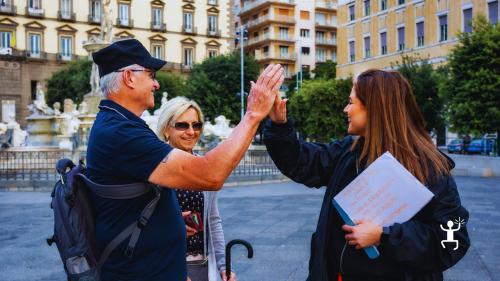 Tour nel centro storico di Napoli con visita al Maschio Angioino tra monumenti iconici, cultura locale e sapori tradizionali