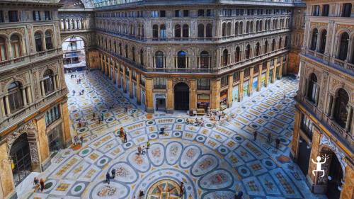 Esperienza guidata alla Galleria Umberto I di Napoli durante un percorso tra architettura storica, street food e tradizioni partenopee 