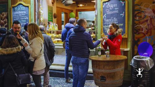 Tour nel centro storico di Napoli con degustazione della storica limonata a cosce aperte ideale per coppie, gruppi e famiglie