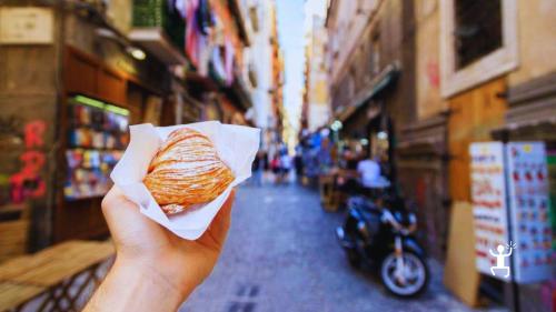Esperienza autentica a Napoli con degustazione del tradizionale caffè napoletano perfetta per addii al celibato in Campania