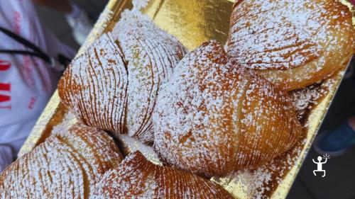 Tour guidato lungo Via Toledo a Napoli tra botteghe storiche e street food tipico ideale per gruppi, team building e coppie in Campania