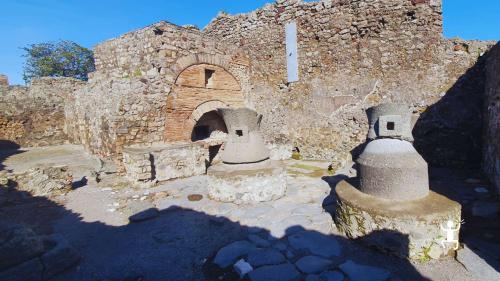 Esperienza culturale agli Scavi di Pompei con laboratorio del cammeo per amici e piccoli gruppi