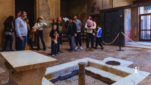 Esperienza culturale agli Scavi di Ercolano con ingresso prioritario e guida archeologica esperta per coppie e famiglie