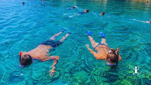 Navigazione in catamarano lungo la Baia di Trentova con soste bagno e snorkeling per coppie e gruppi in Campania