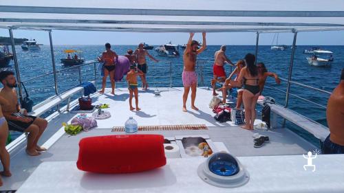 Tour in catamarano lungo la costa del Cilento tra Punta Licosa, baie nascoste e snorkeling ideale per coppie e famiglie