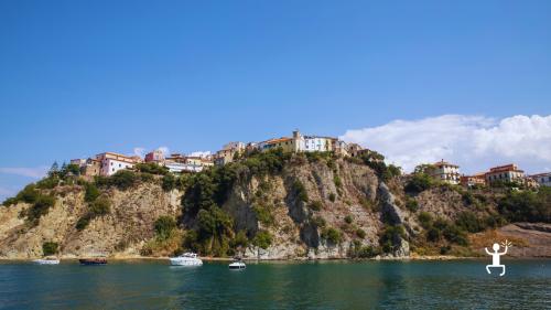 Escursione in catamarano lungo la costa del Cilento tra Grotta dell’Elefante, Baia di Trentova e Punta Licosa ideale per coppie e gruppi
