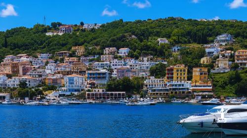 Tour in catamarano lungo la costa del Cilento con mare cristallino e soste bagno per coppie e gruppi in Campania