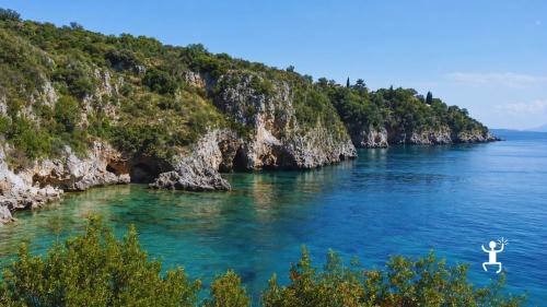 Navigazione in catamarano verso Punta Tresino e Baia del Saùco nel Cilento per addii al nubilato