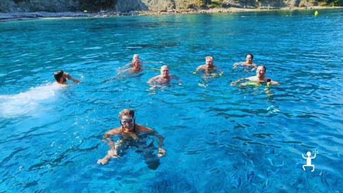 Escursione in catamarano dal porto di Agropoli con snorkeling e soste bagno per coppie e team building