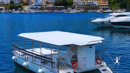 Tour in barca tra Acciaroli e Castellabate con mare cristallino ideale per famiglie e amici in Campania