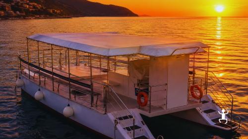 Esperienza in barca al tramonto nel Cilento con apericena e musica ideale per coppie, gruppi e idee regalo in Campania