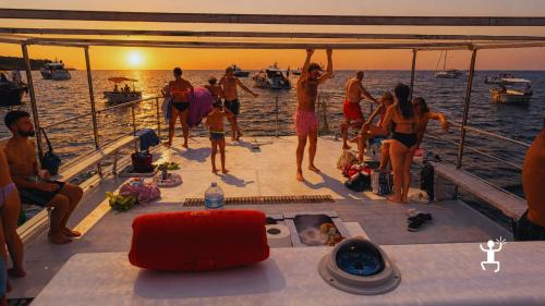 Catamarano nel Cilento con apericena al tramonto e sosta bagno perfetto per amici e addii al nubilato in Campania