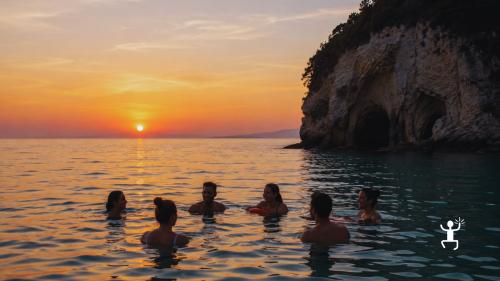 Navigazione nel Cilento con musica, bagno al tramonto e apericena a bordo per coppie e famiglie in Campania