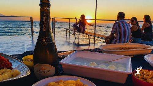 Esperienza sul mare del Cilento con musica a bordo e sosta bagno al tramonto ideale per coppie e amici in Campania