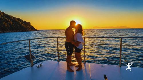 Navigazione al tramonto nel Cilento con apericena sul mare e panorami mozzafiato per coppie e gruppi in Campania
