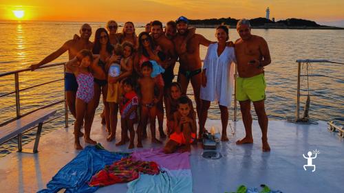 Esperienza sul mare del Cilento con apericena a bordo e vista sulla Baia del Saùco per gruppi e idee regalo in Campania