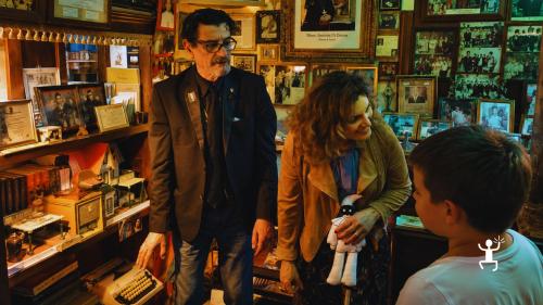 Esperienza autentica nel Casateatro di Acerra con musica classica napoletana e racconti della tradizione locale ideale per famiglie
