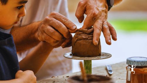 Attività culturale ad Acerra per coppie e idee regalo con modellazione dell’argilla e racconti popolari partenopei 