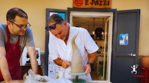 Esperienza artistica ad Acerra con laboratorio di argilla e realizzazione del corno napoletano per amici e team building