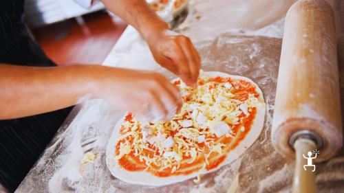 Laboratorio di pizza campana per team building e gruppi nel cuore del centro storico di Acerra
