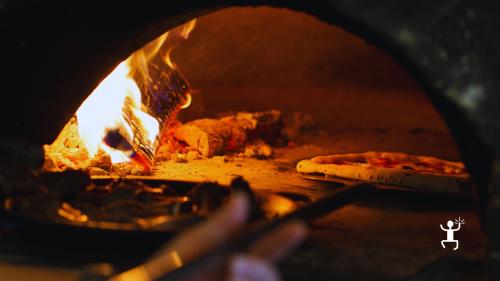 Corso di pizza napoletana nel centro storico di Acerra con Margherita e Marinara per coppie e gruppi di amici