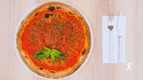 Laboratorio di pizza ad Acerra con preparazione di Margherita e Marinara per team building e compleanni