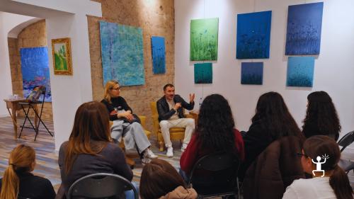 Atelier creativo ad Acerra con artista non vedente, pittura materica e attività sensoriali, ideale per addii al celibato