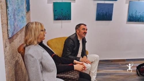 Percorso artistico ad Acerra con pittura bendata, materiali tattili e narrazioni sonore sulla cultura campana, ideale per team building