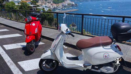 Tour in Vespa tra Positano Amalfi e Ravello perfetto per fotografie panoramiche coppie e gruppi in Campania