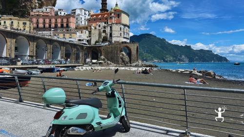 Esperienza romantica in Vespa lungo la Costiera Amalfitana ideale per coppie anniversari e idee regalo in Campania