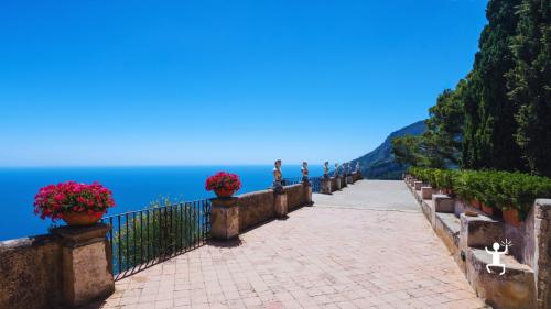 Tour panoramico in Vespa con vista sul mare della Costiera Amalfitana ideale per coppie e viaggi romantici 