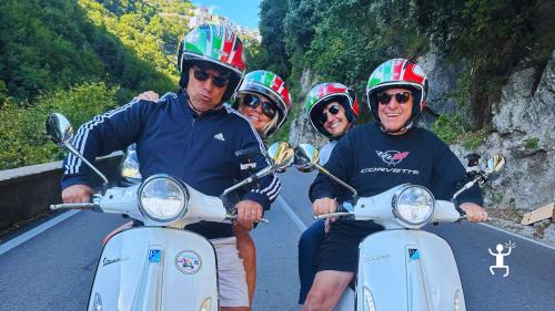 Tour di gruppo in Vespa Primavera 125 tra Amalfi Positano e Ravello perfetto per amici e team building in Campania