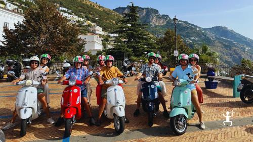Tour in Vespa Primavera 125 lungo le strade panoramiche della Costiera Amalfitana per gruppi di amici