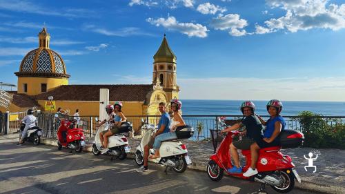 Tour guidato in Vespa tra i vicoli e i panorami di Positano sulla Costiera Amalfitana per coppie e famiglie