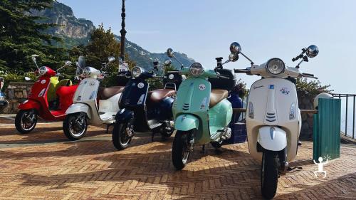 Esperienza in Vespa lungo la strada panoramica tra Amalfi e Ravello in Costiera Amalfitana per team building