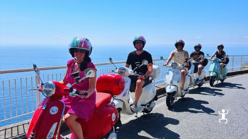 Esperienza in Vespa tra limoneti e panorami mozzafiato ideale per coppie gruppi e addii al nubilato